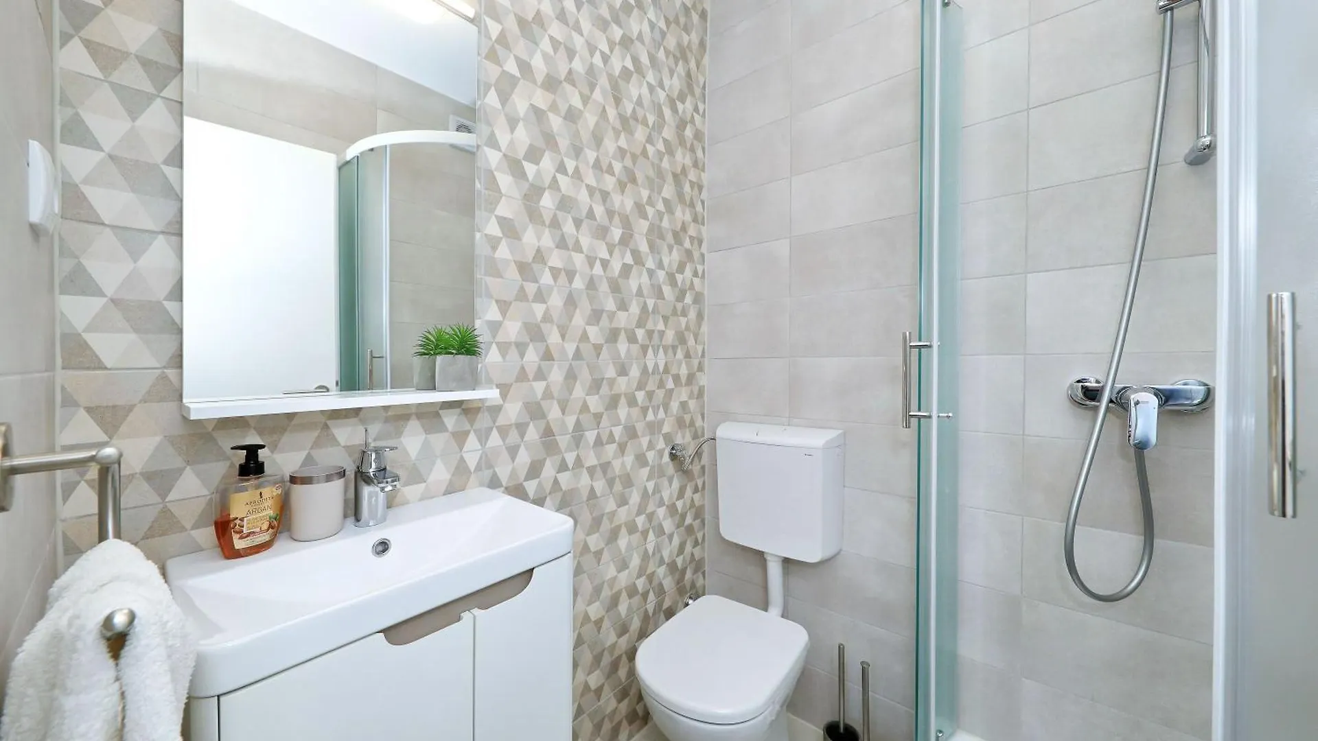 Hibis, No 3 Apartment Starigrad Paklenica